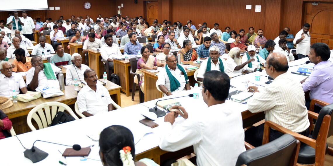 பூச்சி தாக்குதலில் இருந்து பயிர்களை பாதுகாக்க விழிப்புணர்வு வழிகாட்டி வழங்கல்