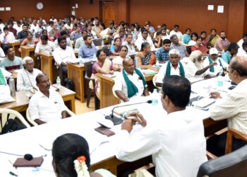 பூச்சி தாக்குதலில் இருந்து பயிர்களை பாதுகாக்க விழிப்புணர்வு வழிகாட்டி வழங்கல்