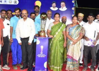 ஹாக்கி உலக கோப்பையுடன் வந்த விழிப்புணர்வு பேருந்து: கரூரில் வரவேற்பு